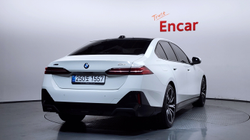 BMW 530i xDrive M Sport G60 2025, вид сзади сбоку