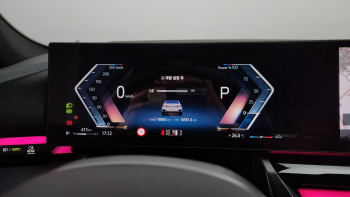 BMW 530i xDrive G60, панель приборов BMW Curved Display