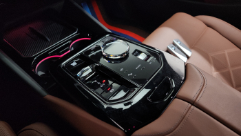 BMW 530i xDrive G60, центральная консоль