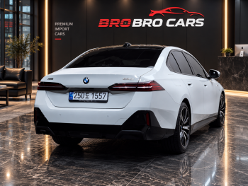 BMW 530i xDrive M Sport G60 2025, вид сзади сбоку